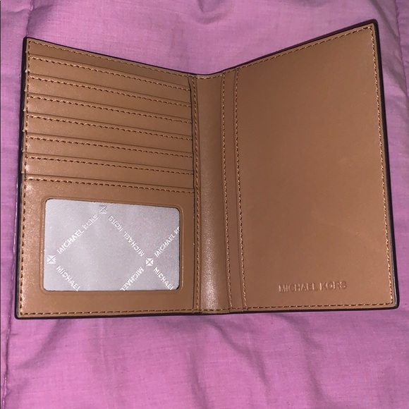 Michael Kors Passport Holder and Wallet NWT - Picture 4 of 4